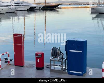 Boat Gas- und Wasserstation am Hafen von Palma de Mallorca Mit angedockten Luxusbooten im Hintergrund Stockfoto