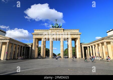 Berlin, Deutschland - 17. September 2020: Besuch des Brandenburger Tors in Berlin an einem sonnigen Tag im September. Stockfoto