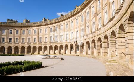 Duke of Devonshire Georgian Crescent ist jetzt Buxton Crescent Hotel The Crescent Buxton ein Kurort im Derbyshire Peak District Derbyshire England GB Großbritannien Stockfoto