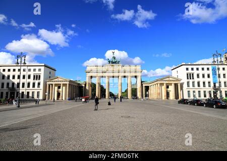 Berlin, Deutschland - 17. September 2020: Besuch des Brandenburger Tors in Berlin an einem sonnigen Tag im September. Stockfoto