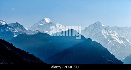 Der messerscharfe Gipfel von Nanda Kot (6861m) dominiert die umliegenden Gipfel Im westlichen Himalaya von Uttarakhand Nordindien Stockfoto