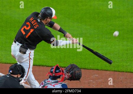 Baltimore, Usa. Mai 2021. Austin Hays (21) der Baltimore Orioles trifft am Freitag, den 7. Mai 2021, im Oriole Park in Camden Yards in Baltimore einen fauligen Ball gegen die Boston Red Sox. (Foto von Karl Merton Ferron/Baltimore Sun/TNS/Sipa USA) Quelle: SIPA USA/Alamy Live News Stockfoto