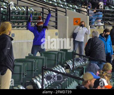 Baltimore, Usa. Mai 2021. Ein Fan hält ein Getränk in der einen Hand und einen Foul Ball in der anderen, nachdem der von Boston Red Sox designierte Hitter J.D. Martinez am Freitag, den 7. Mai 2021, während des dritten Innings im Oriole Park in Camden Yards in Baltimore einen Pitch in die Tribünen gefutscht hat. (Foto von Karl Merton Ferron/Baltimore Sun/TNS/Sipa USA) Quelle: SIPA USA/Alamy Live News Stockfoto