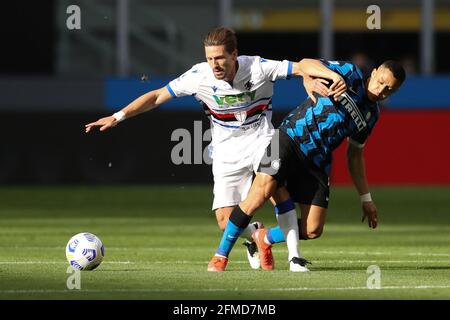 Mailand, Italien, 8. Mai 2021. Adrien Silva von UC Sampdoria tusles mit Alexis Sanchez von Internazionale während des Serie-A-Spiels bei Giuseppe Meazza, Mailand. Bildnachweis sollte lauten: Jonathan Moscrop / Sportimage Stockfoto