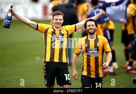 Paul Mullin (links) und Wes Hoolahan von Cambridge United feiern nach dem zweiten Spiel der Sky Bet League im Abbey Stadium in Cambridge. Bilddatum: Samstag, 8. Mai 2021. Stockfoto