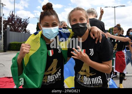 Turin, Italien. Mai 2021. Juventus-Spieler feiern am Ende der Women Serie EIN Fußballspiel zwischen Juventus FC und Napoli im Ale & Ricky Stadion in Vinovo ( Turin ) 8. Mai 2021. Juventus FC gewann seine vierte italienische Meisterschaft in Folge mit 20 von 20 Spielen. Foto Giuliano Marchisciano/OnePlusNine/Insidefoto Kredit: Insidefoto srl/Alamy Live News Stockfoto