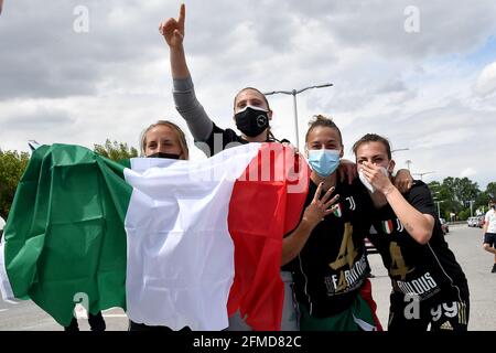 Turin, Italien. Mai 2021. Juventus-Spieler feiern am Ende der Women Serie EIN Fußballspiel zwischen Juventus FC und Napoli im Ale & Ricky Stadion in Vinovo ( Turin ) 8. Mai 2021. Juventus FC gewann seine vierte italienische Meisterschaft in Folge mit 20 von 20 Spielen. Foto Giuliano Marchisciano/OnePlusNine/Insidefoto Kredit: Insidefoto srl/Alamy Live News Stockfoto