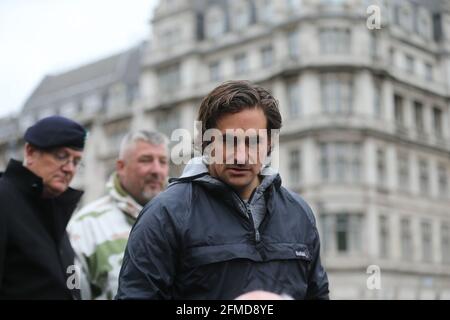 London, England, Großbritannien. Mai 2021. Demonstranten, angeführt von dem entlassenen Verteidigungsminister JOHNNY MERCER, veranstalteten eine Kundgebung auf dem Londoner Parliament Square, bei der „Respect our Veterans“ stattfand, nachdem der umstrittene Prozess gegen zwei Fallschirmjäger, die beschuldigt wurden, den offiziellen IRA-Führer Joe McCann ermordet zu haben, im Vereinigten Königreich zusammengebrochen war. Mercer – der seine Ministerrolle verlassen hatte, nachdem er seine Enttäuschung über mangelnde Fortschritte bei der Gesetzgebung zum Schutz britischer Veteranen, die während der Unruhen vor der Strafverfolgung gedient hatten, zum Ausdruck gebracht hatte – hatte letzte Woche ebenfalls am Crown Court in Belfast teilgenommen. (Bild: © Tayfun Sal Stockfoto