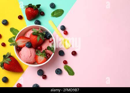 Fruchteis und Zutaten auf farbigem Hintergrund Stockfoto