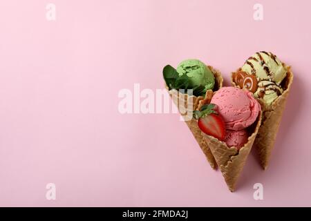 Zapfen mit Eis auf rosa Hintergrund Stockfoto