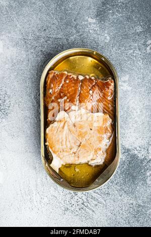 Wild Alaska Lachs Räucherfischset in Dosen, in Blechdose, auf grauem Hintergrund, Draufsicht flach liegend Stockfoto