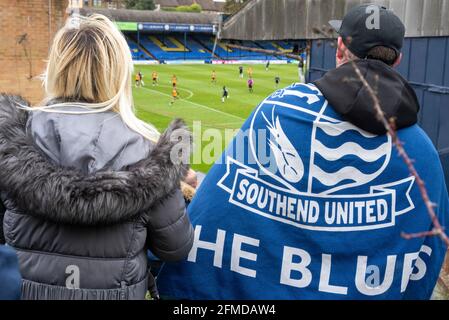 Roots Hall, Southend on Sea, Essex, Großbritannien. 8.. Mai 2021. Southend United hat ihr letztes Spiel in der Football League gespielt, nachdem sie in die National League abgestiegen war und damit eine 101-jährige ununterbrochene Spitzenfußballsaison hinter sich gebracht hat. Eine Auslosung 1-1 mit Besuchern von Newport County hat dazu geführt, dass der Klub von Essex die zweite Staffel von der zweiten Liga beendet hat und mit Grimsby abgestiegen wird, bis alle COVID-bezogenen Änderungen anstehen. Unterstützer kamen auf den Boden, um von außen zu sehen. Unterstützer kamen während der Pandemie von Covid 19 zu Boden, um von außen zu sehen. Blick in Richtung West Stand Stockfoto