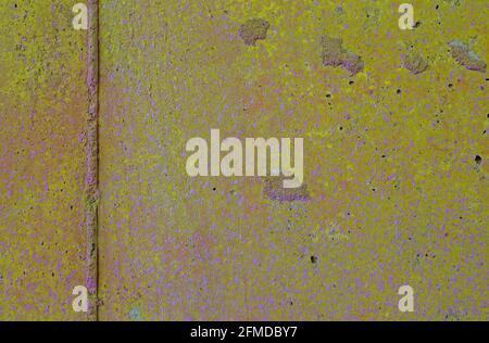 Betonwand mit beschädigter Sprühfarbe grungen. Farben: Rosa und Gelb Stockfoto