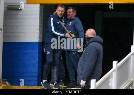 Gary Rowett Manager von Millwall zeigt seine Wertschätzung gegenüber dem Der Platzwart der Stadt Birmingham Stockfoto