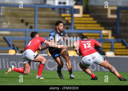 Jordan Turner (25) von Castleford Tigers wird von Elijah angegangen Taylor (13) von Salford Red Devils und Pauli Pauli (12) Von Salford Red Devils Stockfoto