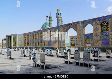 Gräber und Porträts von Soldaten, die im Iran-Irak-Krieg getötet wurden, am Heiligen Schrein von Imamzadeh Hilal ibn Ali oder an der Blauen Moschee in Aran va Bidgol. Iran. Stockfoto