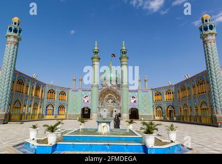 Der Hof des Heiligen Schreines von Imamzadeh Hilal ibn Ali oder Blaue Moschee in Aran va Bidgol. Iran. Stockfoto