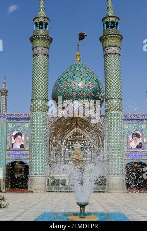 Heiliger Schrein von Imamzadeh Hilal ibn Ali oder Blaue Moschee mit Brunnen im Vordergrund in Aran va Bidgol. Iran. Stockfoto