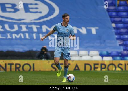 Birmingham, Großbritannien. Mai 2021. Dominic Hyam #15 von Coventry City dribbelt den Ball in Birmingham, Vereinigtes Königreich am 5/8/2021. (Foto von Simon Bissett/News Images/Sipa USA) Quelle: SIPA USA/Alamy Live News Stockfoto