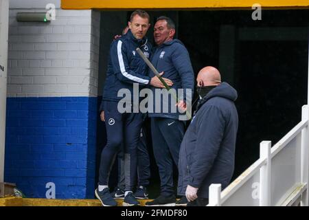 Birmingham, Großbritannien. Mai 2021. Gary Rowett Manager von Millwall zeigt seine Wertschätzung gegenüber dem Birmingham City-Platzwart in Birmingham, Großbritannien, am 5/8/2021. (Foto von Simon Bissett/News Images/Sipa USA) Quelle: SIPA USA/Alamy Live News Stockfoto