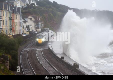 Ein Zug der Great Western Railways Hitatchi der Klasse 800 fährt bei stürmischem Wetter entlang der renovierten Dawlish-Ufermauer. GWR. Stockfoto