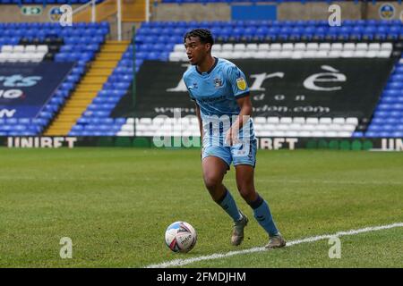 Birmingham, Großbritannien. Mai 2021. Sam McCallum #21 von Coventry City tropft am 5/8/2021 in Birmingham, Vereinigtes Königreich, den Ball. (Foto von Simon Bissett/News Images/Sipa USA) Quelle: SIPA USA/Alamy Live News Stockfoto