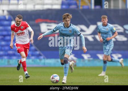 Birmingham, Großbritannien. Mai 2021. Josh Eccles #28 von Coventry City dribbelt den Ball in Birmingham, Vereinigtes Königreich am 5/8/2021. (Foto von Simon Bissett/News Images/Sipa USA) Quelle: SIPA USA/Alamy Live News Stockfoto