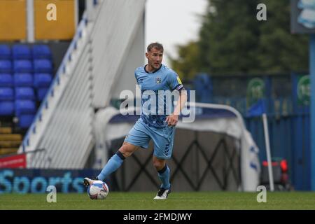 Birmingham, Großbritannien. Mai 2021. Kyle McFadzean #5 von Coventry City dribbelt den Ball in Birmingham, Vereinigtes Königreich am 5/8/2021. (Foto von Simon Bissett/News Images/Sipa USA) Quelle: SIPA USA/Alamy Live News Stockfoto