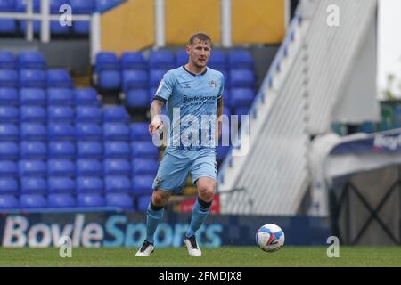 Birmingham, Großbritannien. Mai 2021. Kyle McFadzean #5 von Coventry City dribbelt den Ball in Birmingham, Vereinigtes Königreich am 5/8/2021. (Foto von Simon Bissett/News Images/Sipa USA) Quelle: SIPA USA/Alamy Live News Stockfoto