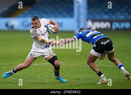 Ben Earl von Bristol Bears wurde vom Rugby-Amerikaner Anthony Watson während des Spiels der Gallagher Premiership am Recreation Ground in Bath angegangen. Bilddatum: Samstag, 8. Mai 2021. Stockfoto