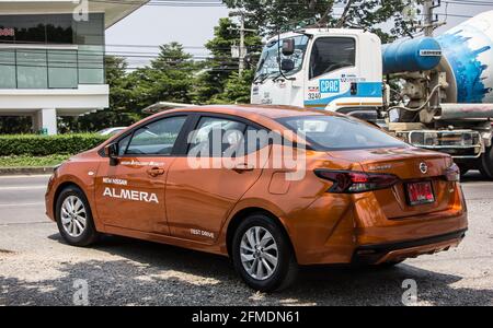 Chiangmai, Thailand - März 21 2021: Privater Öko-Wagen, neuer Nissan Almera. Foto auf der Straße Nr. 121 etwa 8 km von der Innenstadt von Chiangmai, thailand. Stockfoto