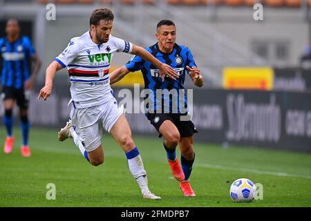 Mailand, Italien. Mai 2021. Bartosz Bereszynski von der UC Sampdoria und Alexis Sanchez vom FC Internazionale treten beim Fußballspiel der Serie A zwischen dem FC Internazionale und Sampdoria UC am 8. Mai 2021 im Stadion San Siro in Mailand (Italien) um den Ball an. Foto Mattia Ozbot/Insidefoto Kredit: Insidefoto srl/Alamy Live News Stockfoto