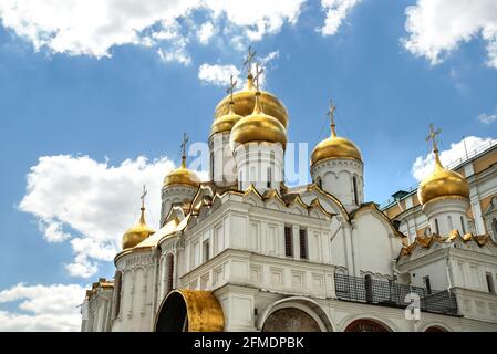 MOSKAU, RUSSLAND - 06 14 2016: Domen der Annunciation Cathedral. Die Kathedrale war eine Heimatkirche der Moskauer Großfürsten und Zaren, die für eine königliche Zeremonie bestimmt war Stockfoto