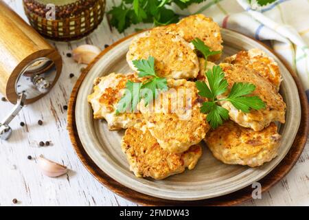 Gesundes veganes Essen. Leckere hausgemachte rote Fischschnitzel auf einem rustikalen Holztisch. Stockfoto