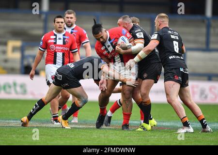 Pauli Pauli (12) von Salford Red Devils wird angegangen Stockfoto