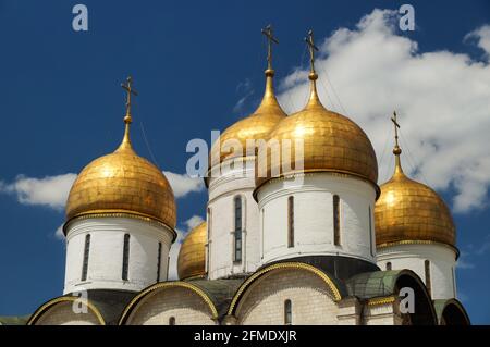 Goldene Kuppeln der Mariä Himmelfahrt-Kathedrale. Diese russisch-orthodoxe Kirche, die der Dormition der Theotokos gewidmet ist, befindet sich auf der Nordseite von Cathedr Stockfoto