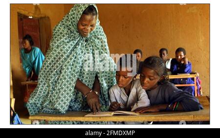 Mali: Mali: Taklitin walet Farati wiederholen Taklitin walet Farati mit einigen der Kinder Schuppen hat dazu beigetragen, zur Schule in Tintihigrene, Nord-Mali Foto von David Sandison 13/12/2002 zu gehen mit Geschichte von Mike Mc Carthy Stockfoto