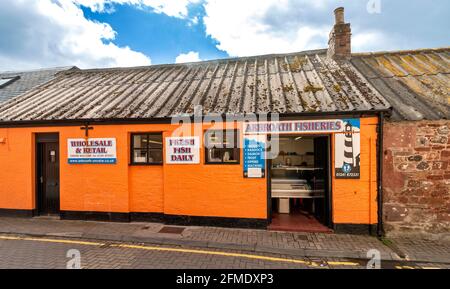 ARBROATH ANGUS SCHOTTLAND EIN ORANGEFARBENES GEBÄUDE ARBROATH FISCHEREI VERKAUFT ARBROATH SMOKIES Stockfoto