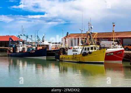 ARBROATH ANGUS SCHOTTLAND FARBENFROHE FISCHERBOOTE VERTÄUTEN IM INNEREN HAFEN Stockfoto