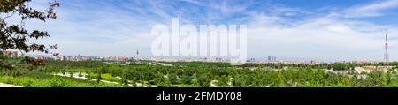 Panoramablick auf die Skyline von Madrid vom Parque de la Cuña Verde de O'Donnell in Madrid. Blick auf die 5 Türme, die Kio-Türme, den Pirulí und den Sier Stockfoto