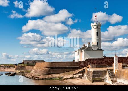 ARBROATH ANGUS SCHOTTLAND DER SIGNALTURM UND LEUCHTTURM, DER IST AUCH EIN MUSEUM Stockfoto