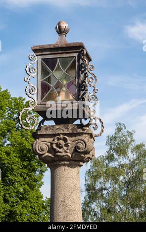 USTER, SCHWEIZ - 7. MAI 2020: Eine alte Hoflaterne vor dem mittelalterlichen Schloss in Uster Stockfoto