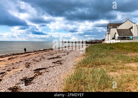 ARBROATH ANGUS SCHOTTLAND BLICK AUF DEN STRAND IN RICHTUNG HAFENGEBIET Stockfoto