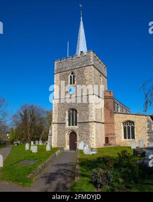 Hertfordshire, Großbritannien - 22. April 2021: Blick auf die Kirche St. Mary the Great in der wunderschönen Stadt Sawbridgeworth in Hertfordshire, Großbritannien. Stockfoto