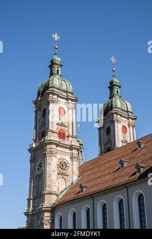 SANKT GALLEN, SCHWEIZ - 7. MAI 2020: St. Gallen ist eine Stadt südlich des Bodensees im Nordosten der Schweiz. St. Gallus Kathedrale mit zwei Glocken Stockfoto