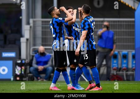 Mailand, Italien. 08 Mai 2021. Lautaro Martinez vom FC Internazionale feiert mit Achraf Hakimi und Danilo D'Ambrosio vom FC Internazionale ein Tor nach einem Elfmeterschießen während des Serie-A-Fußballspiels zwischen dem FC Internazionale und UC Sampdoria. Kredit: Nicolò Campo/Alamy Live Nachrichten Stockfoto