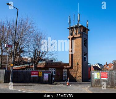 Hertfordshire, Großbritannien - 22. April 2021: Blick auf die Sawbridgeworth Fire Station in der Stadt Sawbridgeworth in Hertfordshire, Großbritannien. Stockfoto