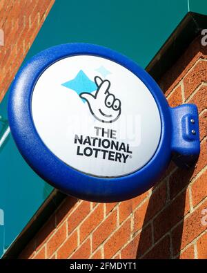 Hertfordhire, Großbritannien - 22. April 2021: Nahaufnahme des Symbols der National Lottery vor einem Zeitungsladen in Großbritannien. Stockfoto