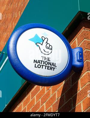 Hertfordhire, Großbritannien - 22. April 2021: Nahaufnahme des Symbols der National Lottery vor einem Zeitungsladen in Großbritannien. Stockfoto