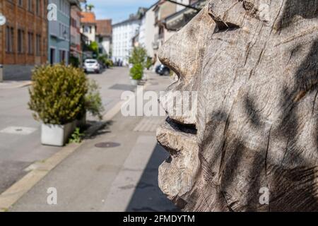 Winterthur, Schweiz - 7. Mai 2020: Dekorative Holzskulptur eines menschlichen Gesichts Stockfoto